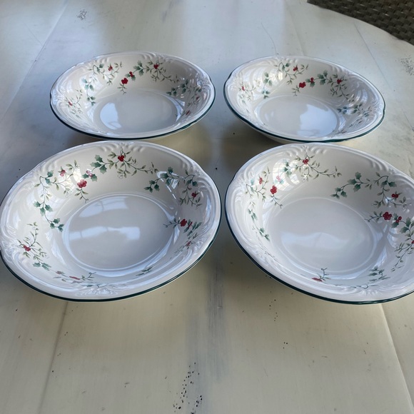 Pfaltzgraff Winterberry Large Rim Soup Bowl Set of 4 LIKE NEW!!! - Picture 4 of 9